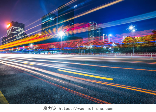 夜晚灯光下的深圳交通道路在深圳市中心的交通灯步道